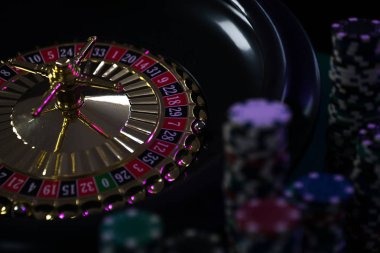 Live dealer conducting Andar Bahar game on wolestoto platform